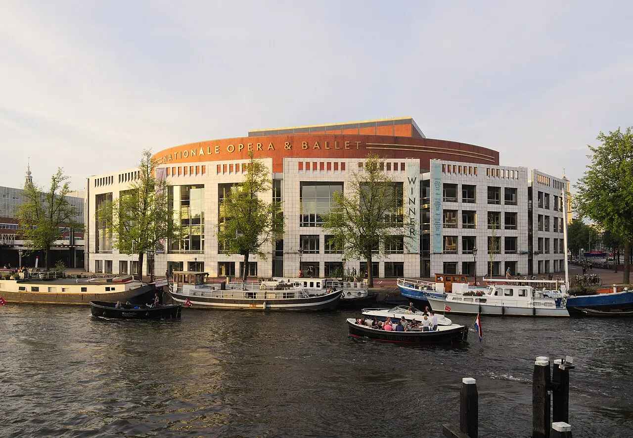 Rathaus & Nationale Oper und Ballett
